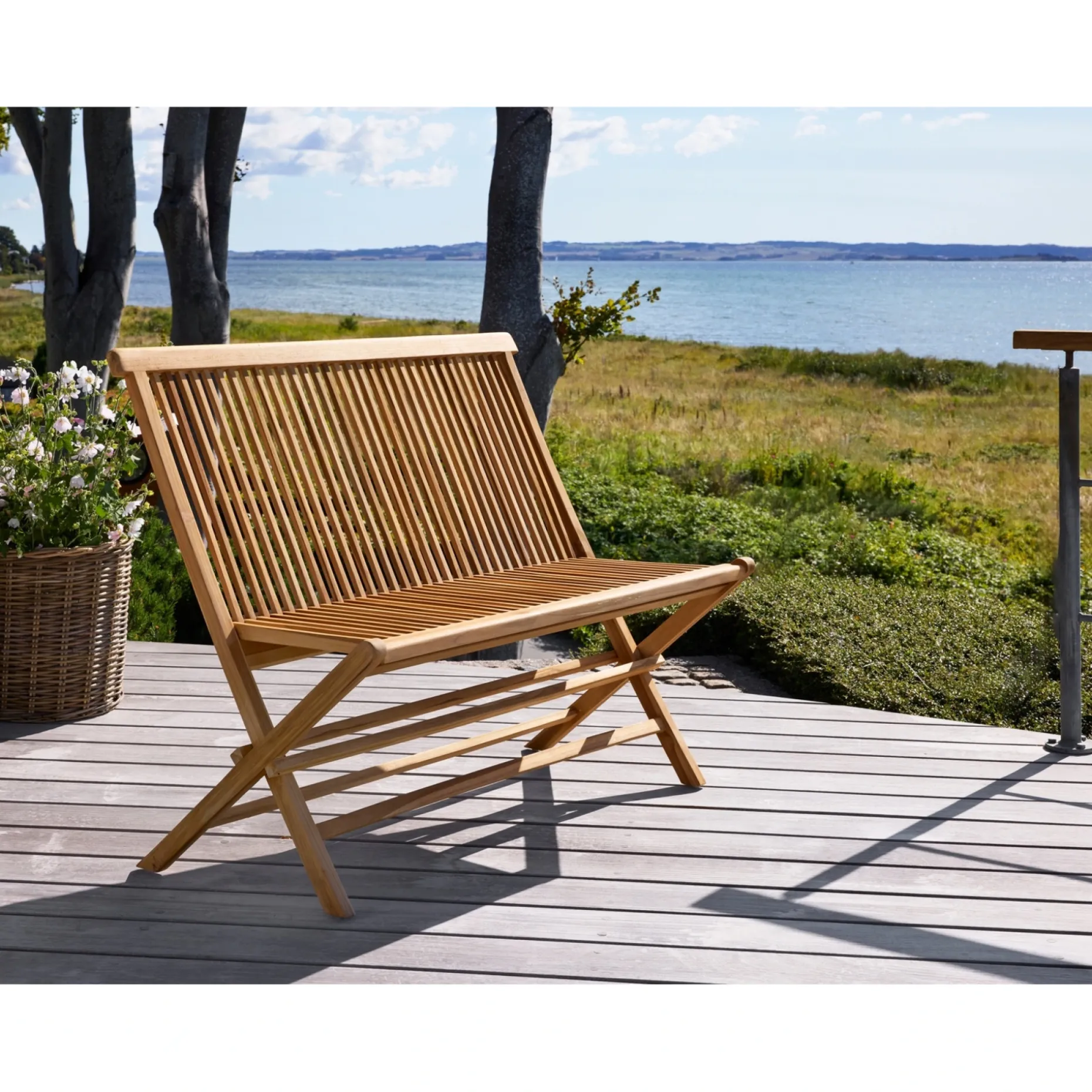 OUTRIUM SYROS MED RYGLÆN HAVEBÆNK TEAK 110 CM