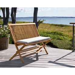 OUTRIUM SYROS MED RYGLÆN HAVEBÆNK TEAK 110 CM