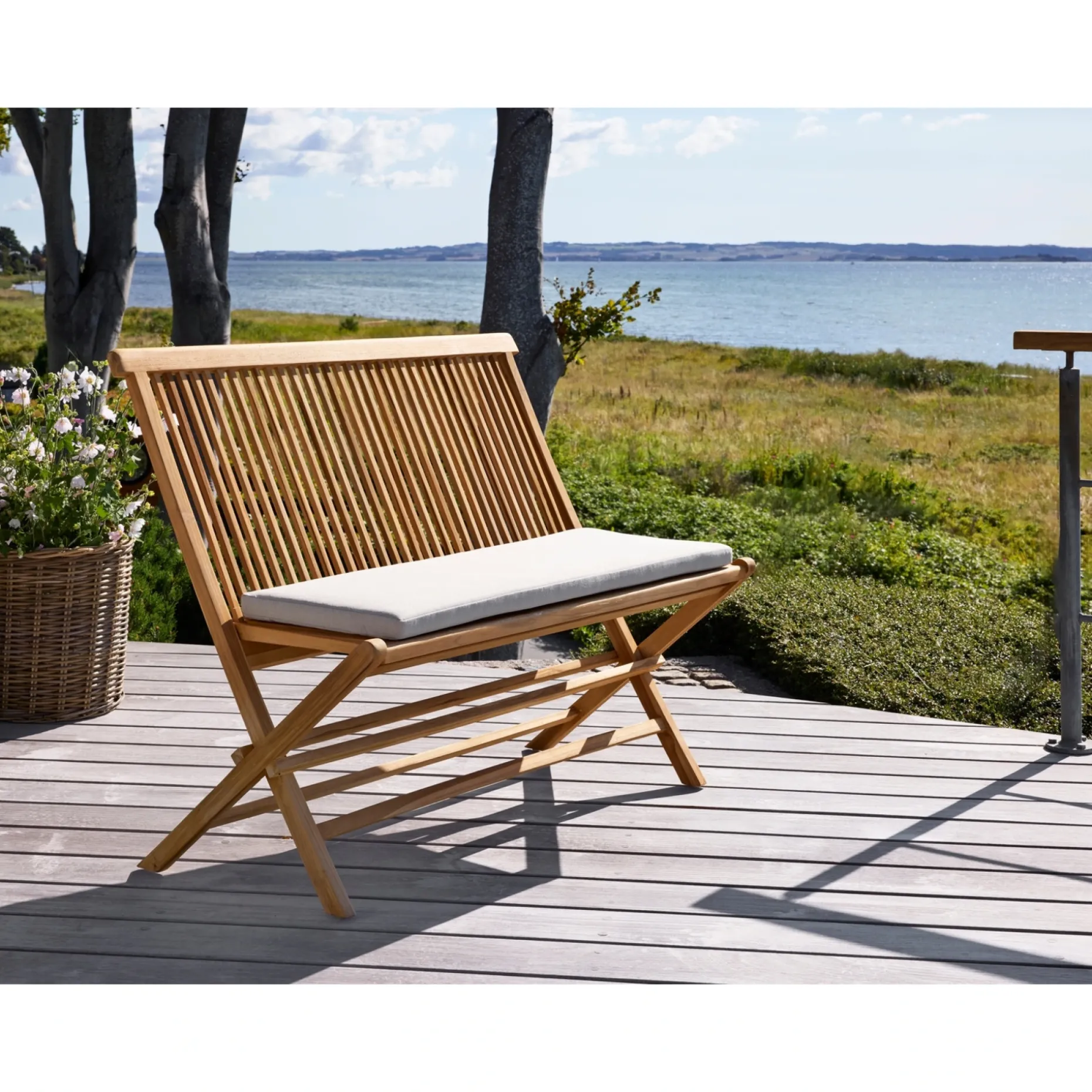 OUTRIUM SYROS MED RYGLÆN HAVEBÆNK TEAK 110 CM