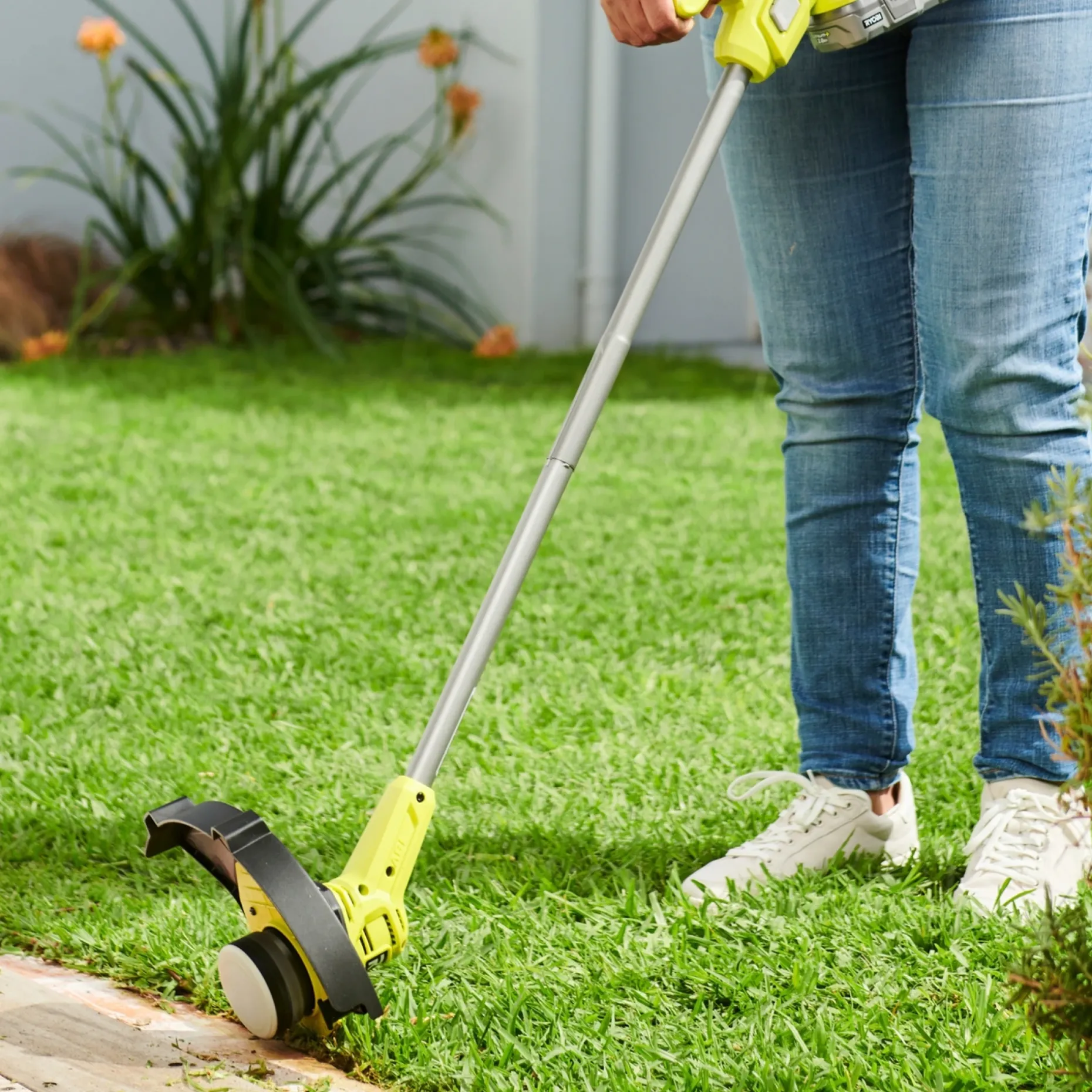 RYOBI RY18LT23A-120 GRÆSTRIMMER 23 18V MED BATTERI OG LADER